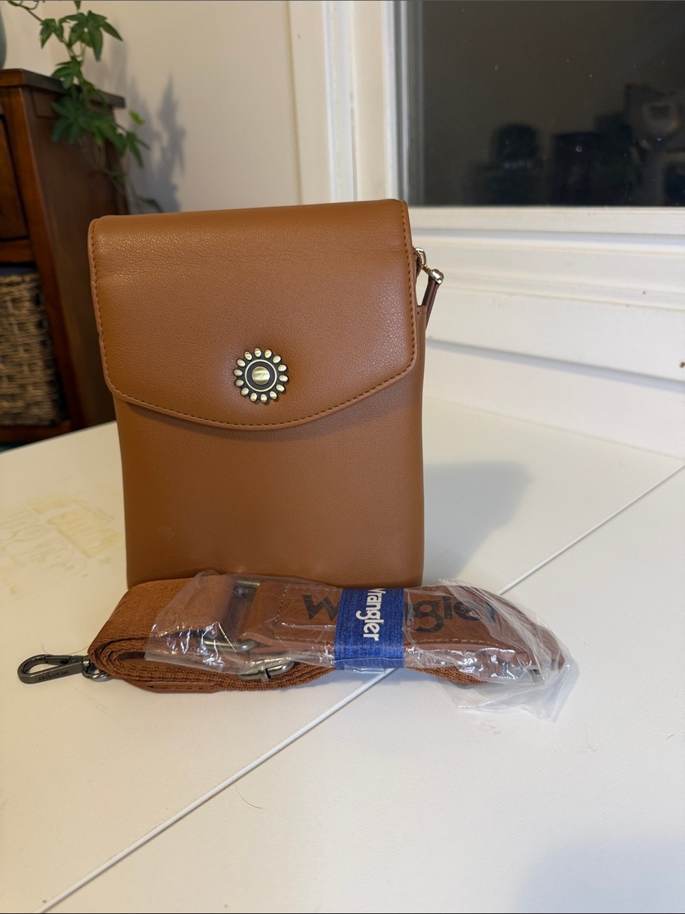 NWT Wrangler Tan Vegan Leather Crossbody Phone Bag Wallet Guitar Strap